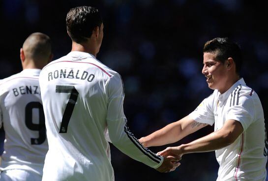 Bale celebra con Cristiano un gol del portugués frente al Granada en el Bernabéu