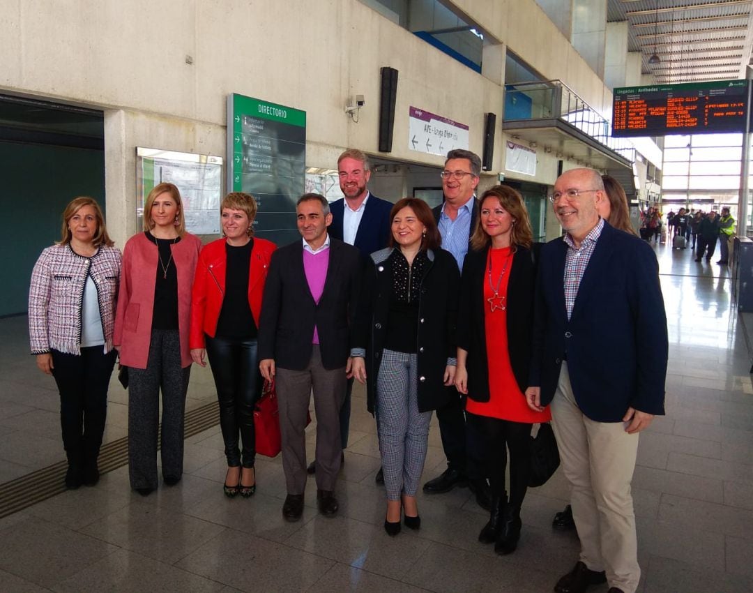 La presidenta del Partido Popular en la Comunitat Valenciana, Isabel Bonig junto al resto de representantes del PP en Castellón. 