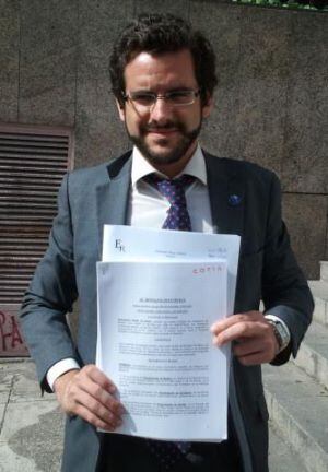 El abogado Eduardo Rana, letrado de los represaliados por el franquismo, con el escrito, ante la Nunciatura Apostólica