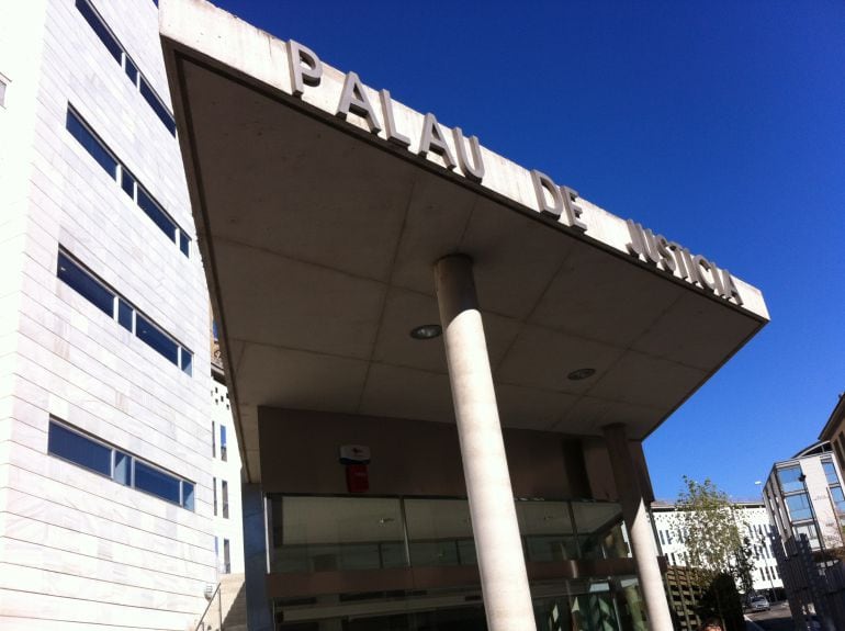 Imatge de la porta d&#039;entrada a l&#039;Audiència de Lleida