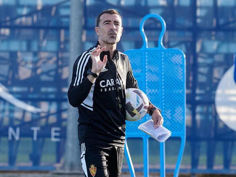 Juan Carlos Carcedo da instrucciones en un entrenamiento