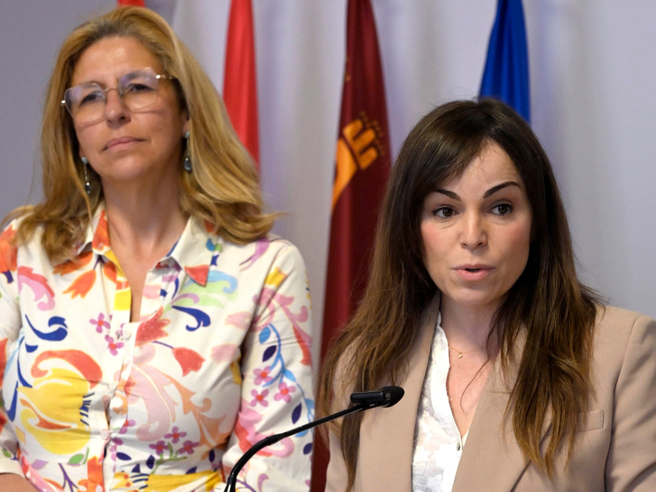 Las concejalas del PP de Murcia, Mercedes Bernabé y Rebeca Pérez antes del pleno ordinario de abril