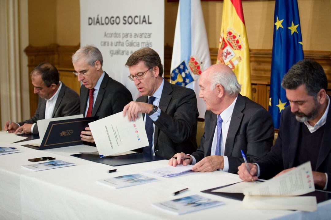 Francisco Conde, Alberto Núñez Feijóo y representantes de los agentes sociales, firman el acuerdo
