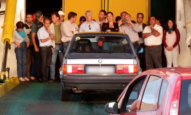 El grupo de políticos herreños impiden que la entrada de vehículos en el barco de Armas.