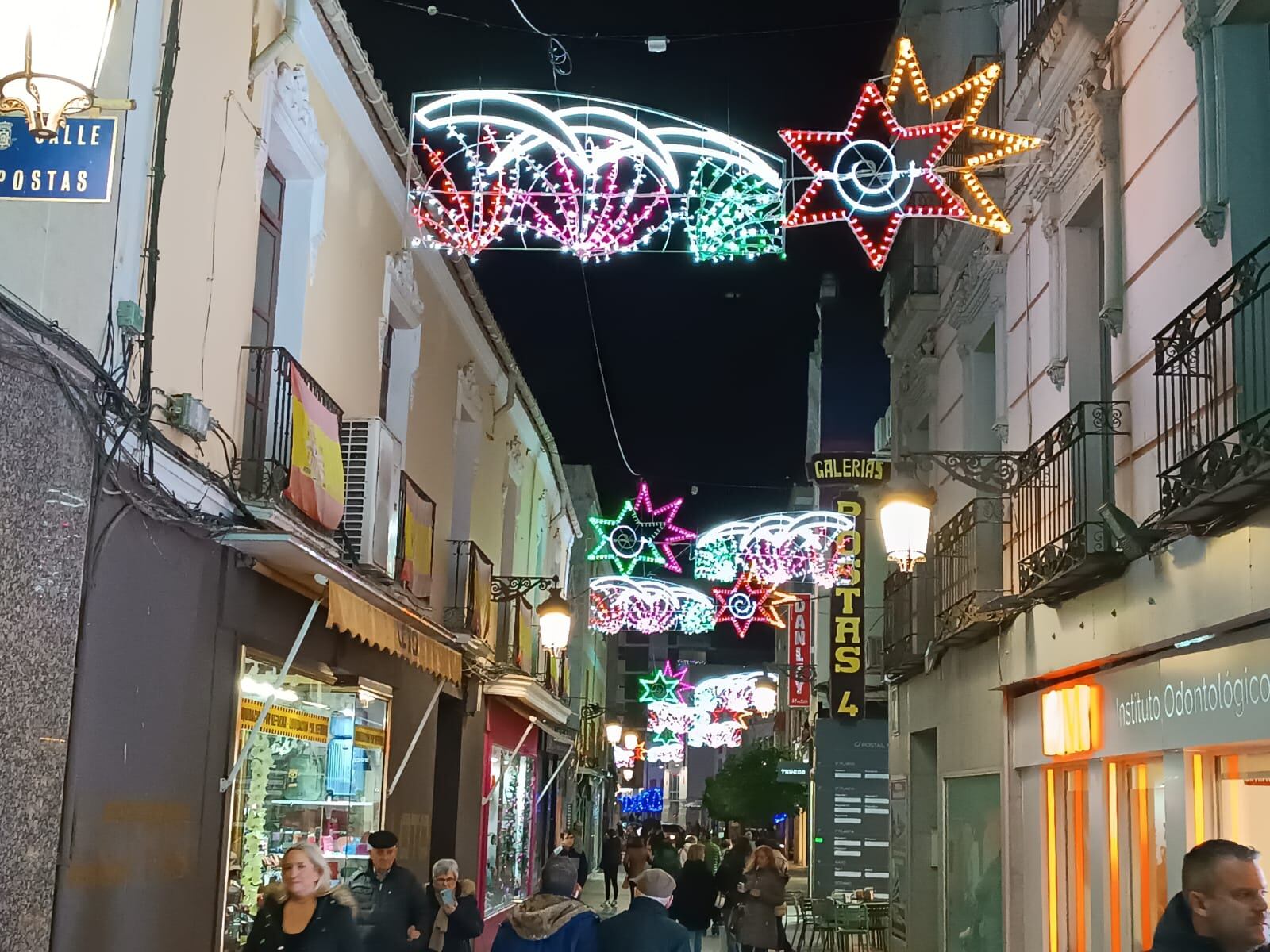 La céntrica calle Postas iluminada esta navidad