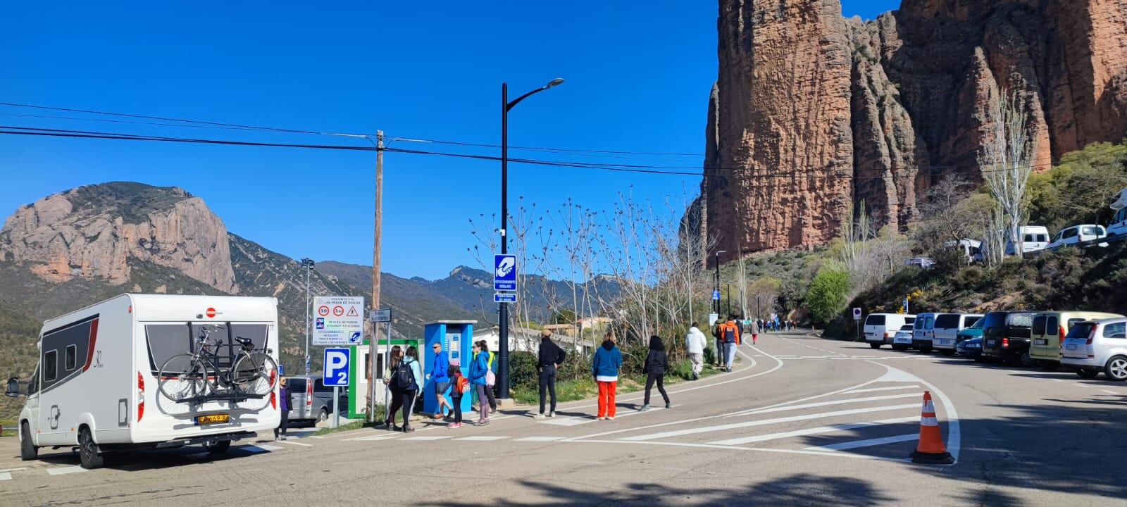 Turistas en la zona de aparcamiento en Riglos