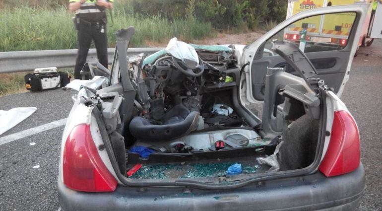 Estat en què ha quedat el turisme després del xoc frontal amb un camió al pk 85,5 de la N-240 a Lleida (Segrià) en sentit Juneda. Ha calgut fer tasques d’excarceració per poder treure la víctima del vehicle