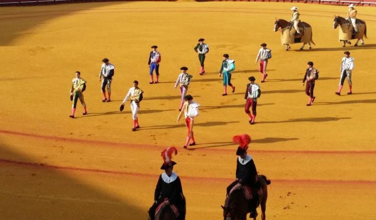 Imagen del paseíllo de la novillada celebrada este domingo, 21 de junio, en la Real Maestranza de Caballería de Sevilla.