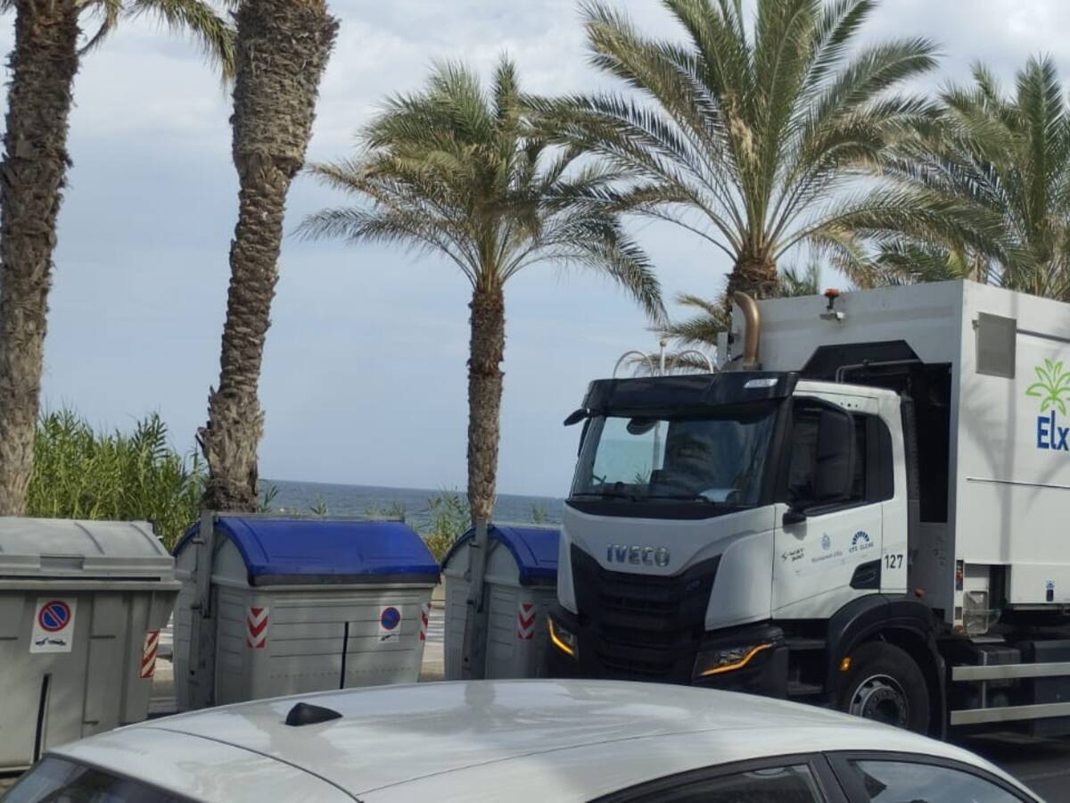 Ciudadanos denuncia que la recogida de residuos en Arenales del Sol se produce en muchas ocasiones durante las horas de comer