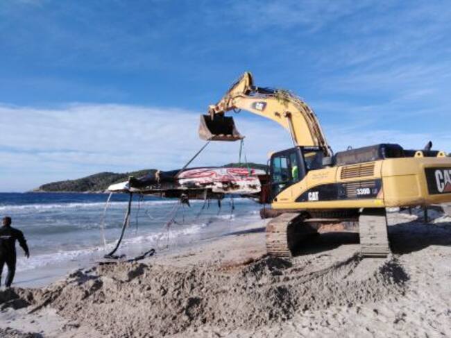 Un momento durante los trabajos de retirada de la embarcación