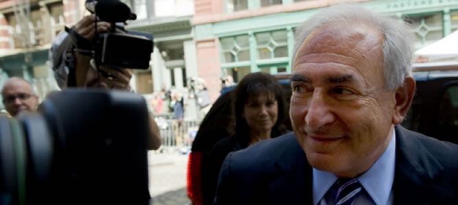 Sonrisa contenida de Strauss-Kahn tras la decisión judicial que desestima los cargos penales por agresión sexual e intento de violación. Esto no pone fin a todas las acciones judiciales, dado que aún tiene que celebrarse un juicio civil.