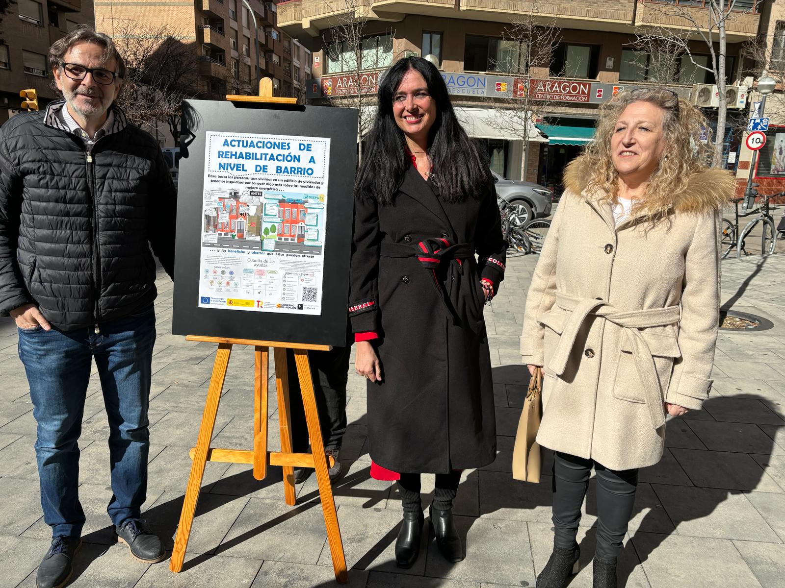 Iván Rodríguez, concejal de Urbanismo, Lorena Orduna, alcaldesa de Huesca, y Susana Oliván, concejala de Barrios