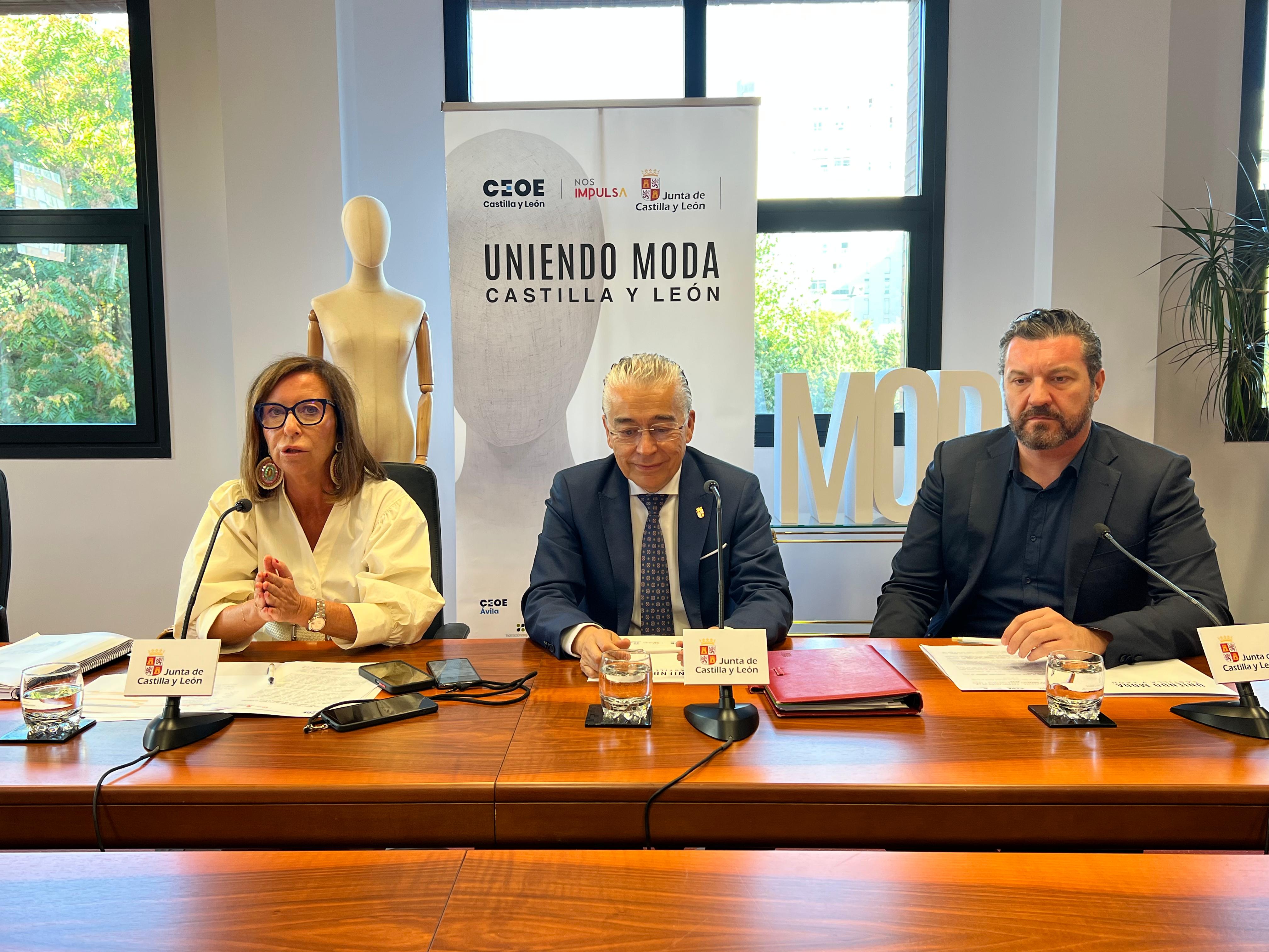 La directora General de Comercio, María Pettit, y el secretario general de la patronal, CEOE Castilla y León, David Esteban (dcha), presentan &#039;Uniendo Moda&#039;  junto al delegado de la Junta en Burgos, Roberto Sáiz