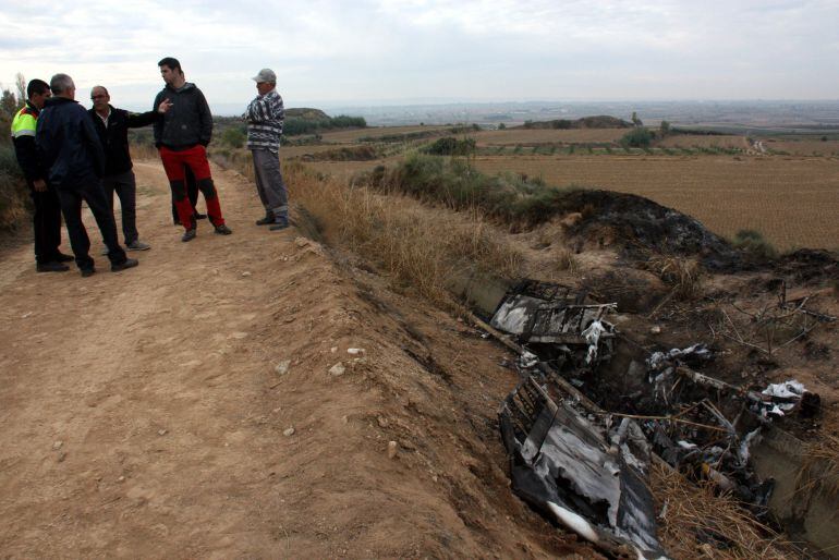 Aviació Civil juntament amb Mossos d'Esquadra i responsables de l'Aeroclub de Mollerussa al costat de les restes de l'avioneta que va patir un accident provocant dues víctimes mortals, el 26 d'octubre de 2015.
