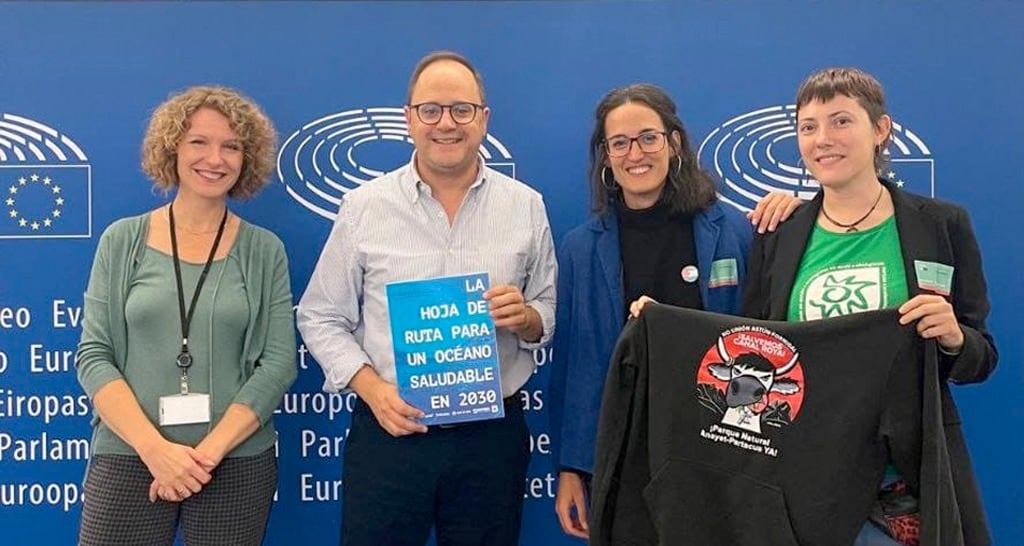 La delegación aragonesa de Ecologistas en Acción y PDMA con el eurodiputado del PSOE César Luena