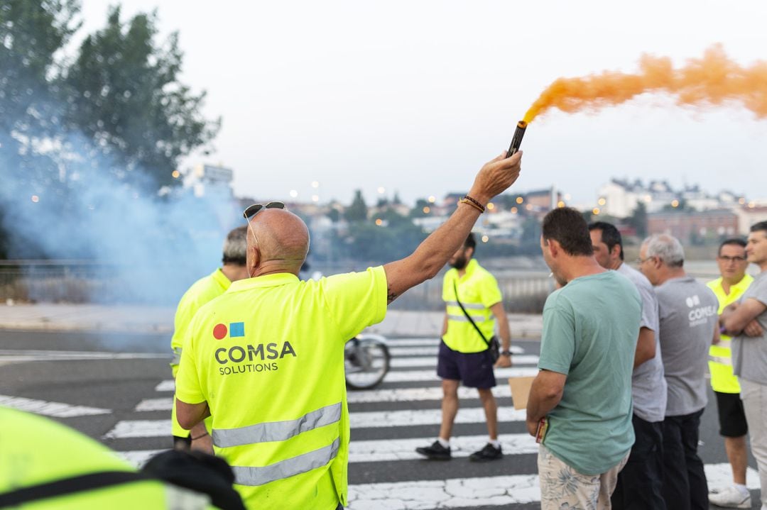 Los trabajadores de COMSA se han manifestado ante las puertas de NISSAN Ávila