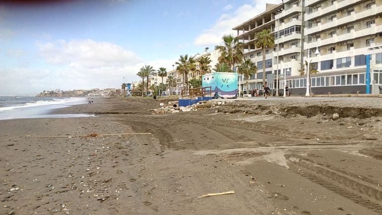 Playa en Rincón de la Victoria donde se percibe el &#039;escalón&#039; provocado por una escollera