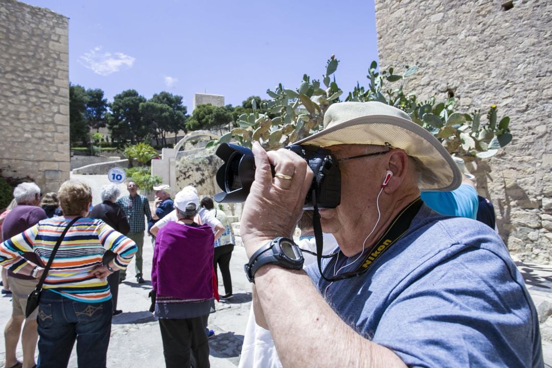 Un grupo de turistas mayores, en una excursión al Castillo de Santa Bárbara en Alicante.