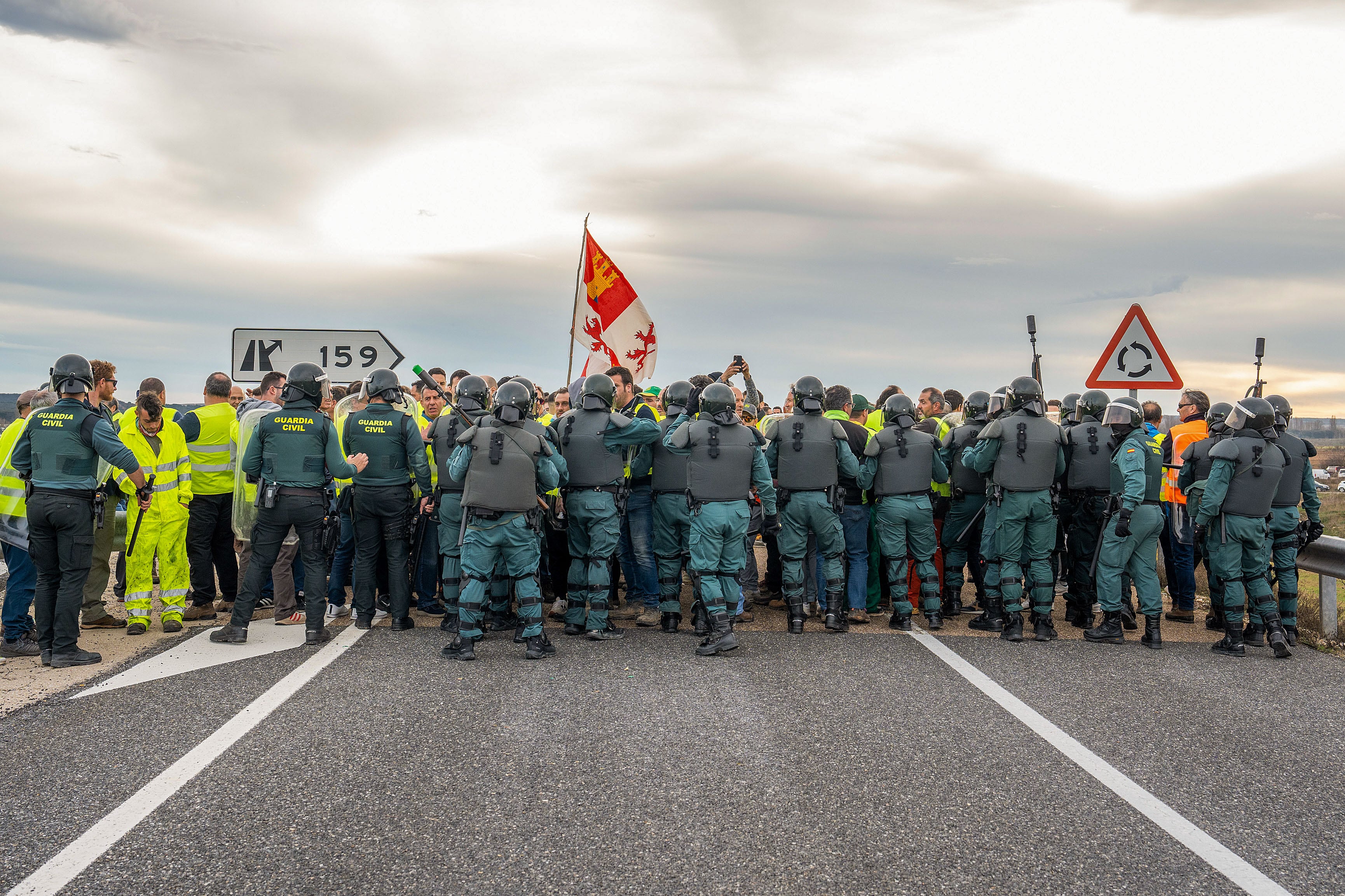 ARANDA DE DUERO (BURGOS), 14/02/2024.- Efectivos policiales en la A-1 a la altura de Aranda de Duero y Milagros, en la provincia de Burgos, donde agricultores y ganaderos han cortado dicha autovía, lo que ha provocado importantes retenciones en ambos sentidos, en una jornada marcada por las movilizaciones. EFE/ Paco Santamaría
