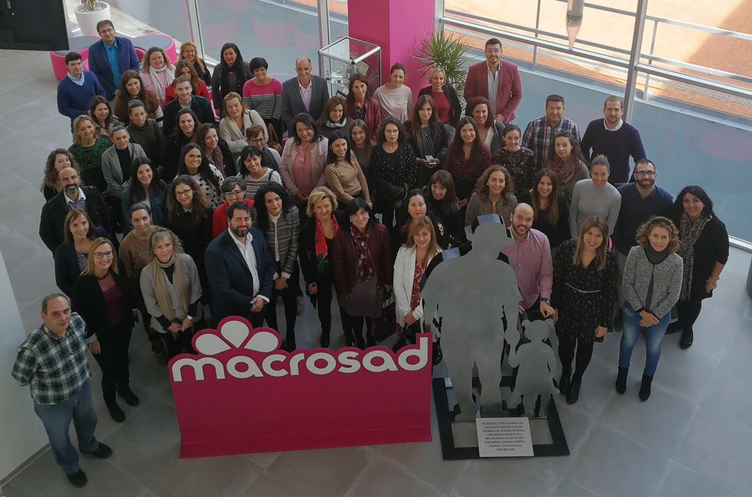 Trabajadores de Macrosad y autoridades.