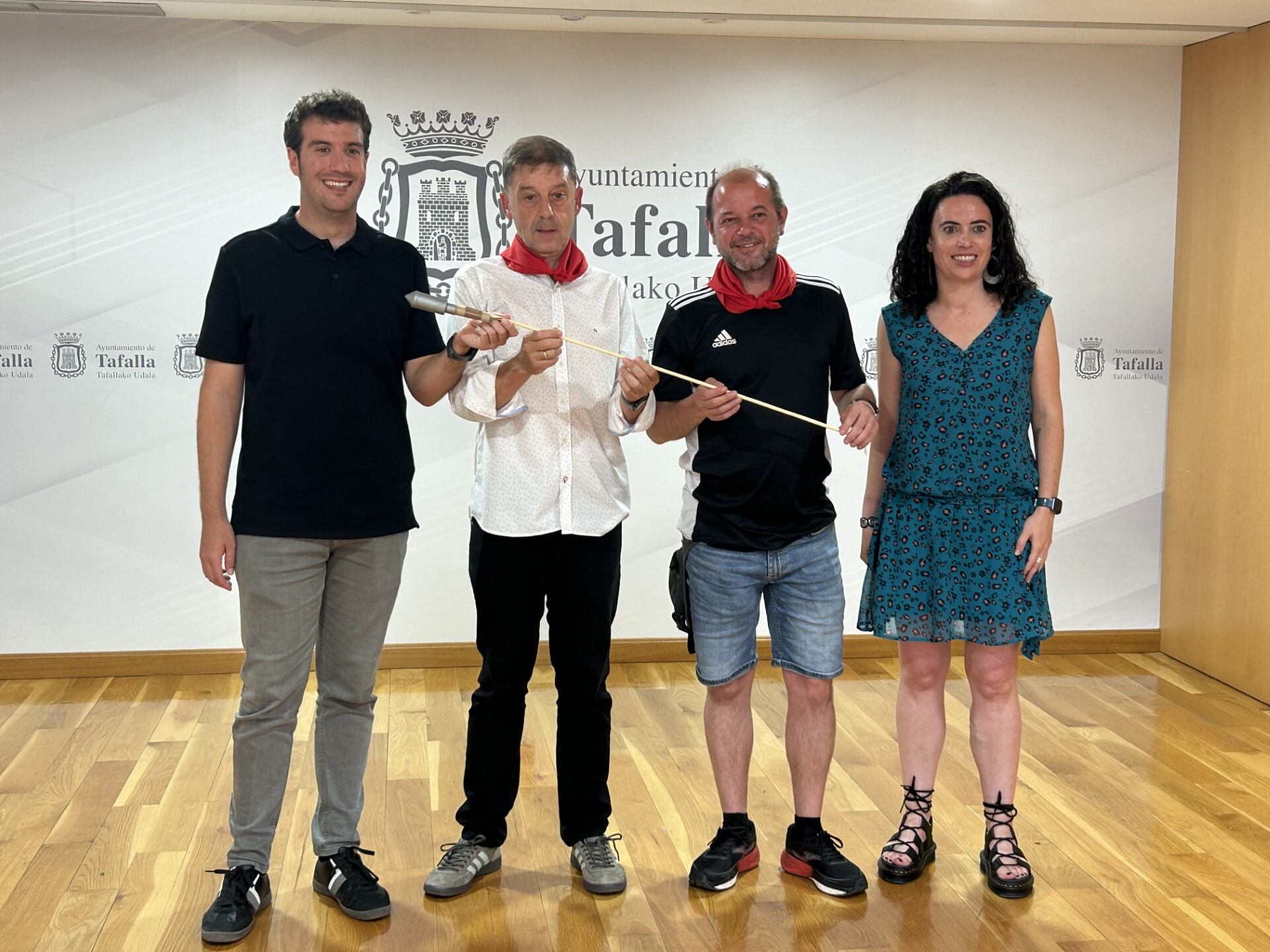Los representantes de la Peña Sport, Santi Ibáñez y Pablo Equisoain, posan con el cohete de fiestas junto al alcalde de Tafalla, Xabi Alcuaz y la concejala de festejos, Maitane Fernández