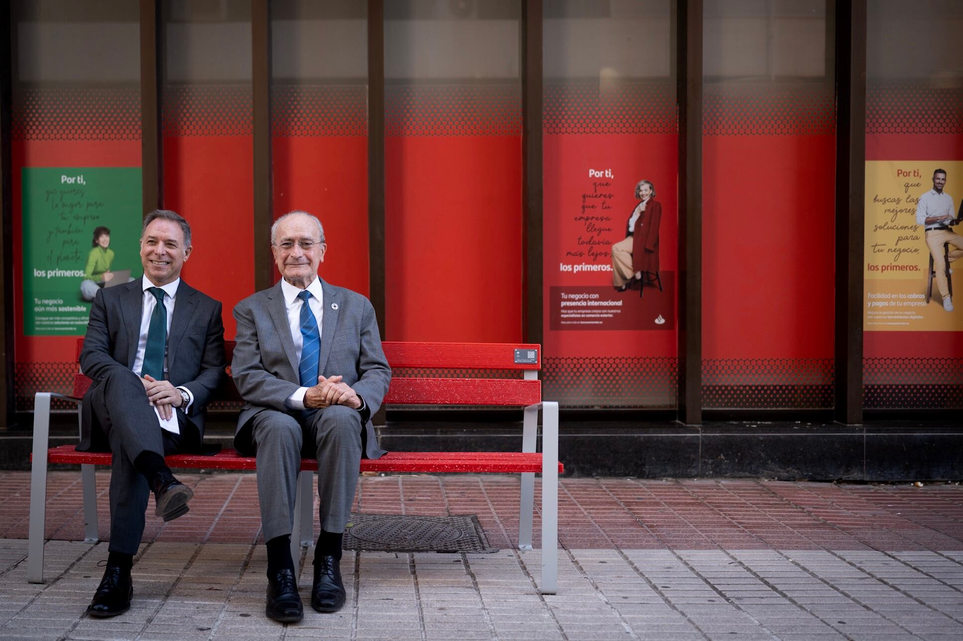 Francisco de la Torre, alcalde de Málaga y Manuel de la Cruz, sentados en el banco