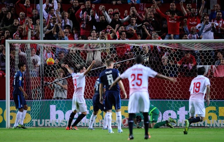 Un instante del último partido entre el Sevilla y el Real Madrid disputado en el Sánchez Pizjuán.