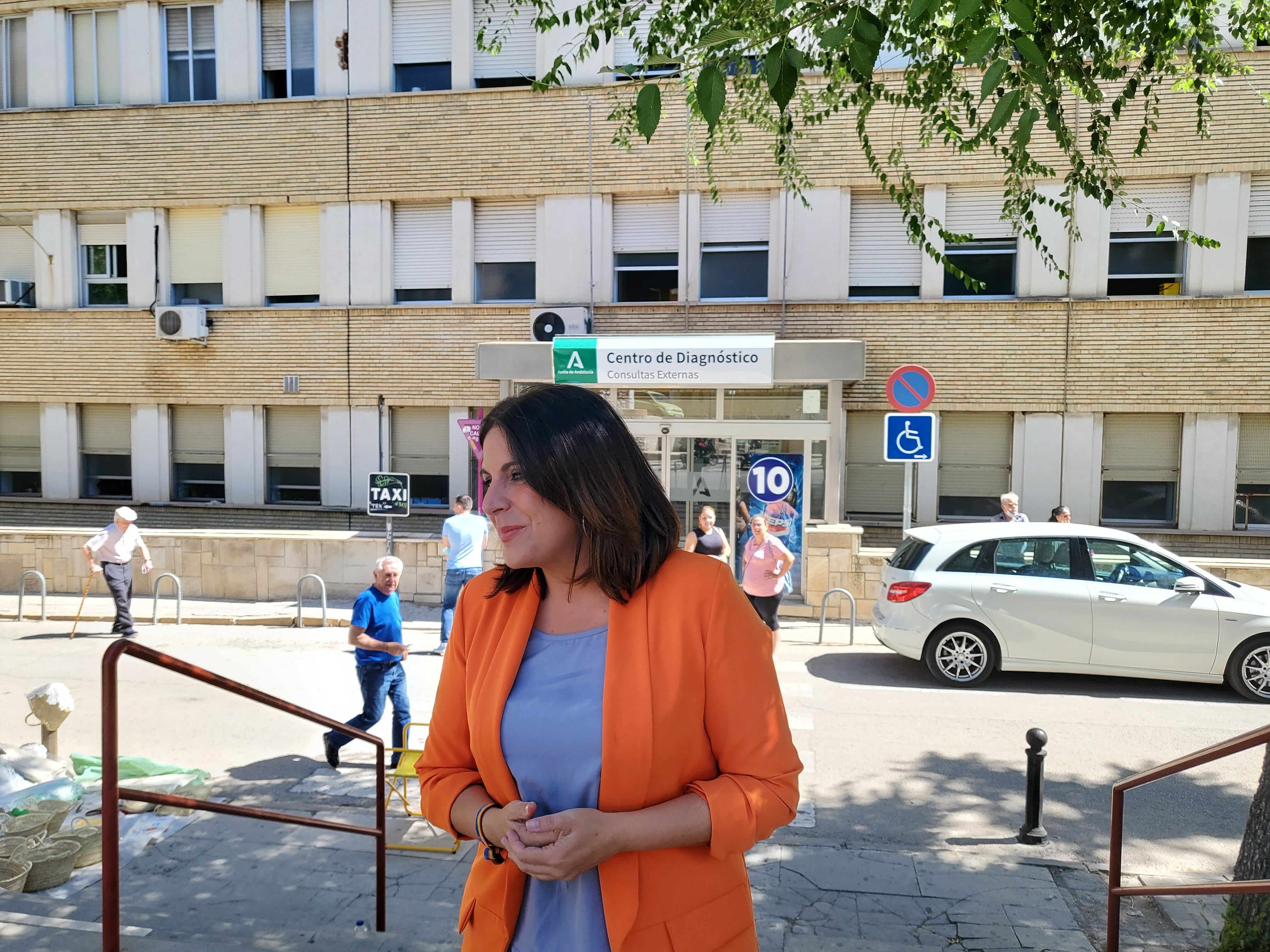 Ángeles Férriz frente al Complejo Hospitalario de Jaén.