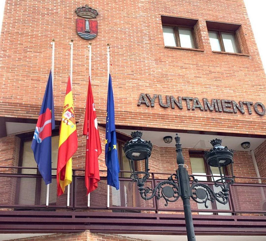 Las banderas de la casa consistorial humanense también ondean a media asta.