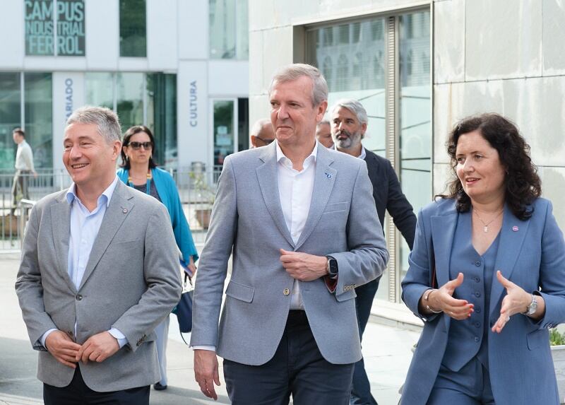 El rector de la UDC, el presidente de la Xunta y la vicerrectora del campus de Ferrol. Foto: Xunta