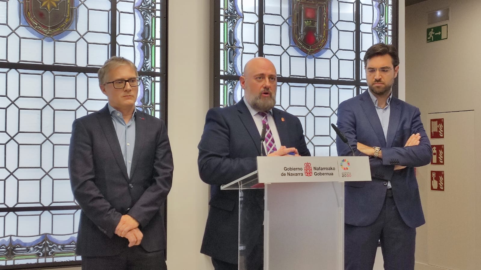 El consejero de Economía y Hacienda, José Luis Arasti, flanqueado por el presidente de CPEN, Francisco Fernádez Nistal (izda.) y por Asier Aguilera, director gerente de Instituto Navarro de Inversiones.