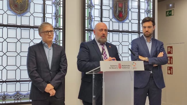 El consejero de Economía y Hacienda, José Luis Arasti, flanqueado por el presidente de CPEN, Francisco Fernádez Nistal (izda.) y por Asier Aguilera, director gerente de Instituto Navarro de Inversiones.