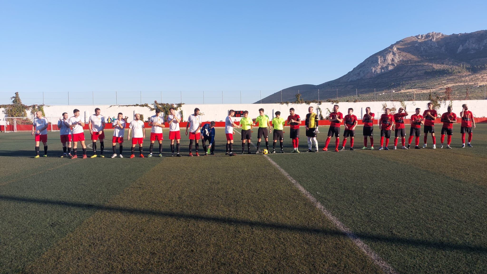 Los dos equipos, Jódar C.F. y Atlco. Sabiote y trío arbitral en el saludo inicial