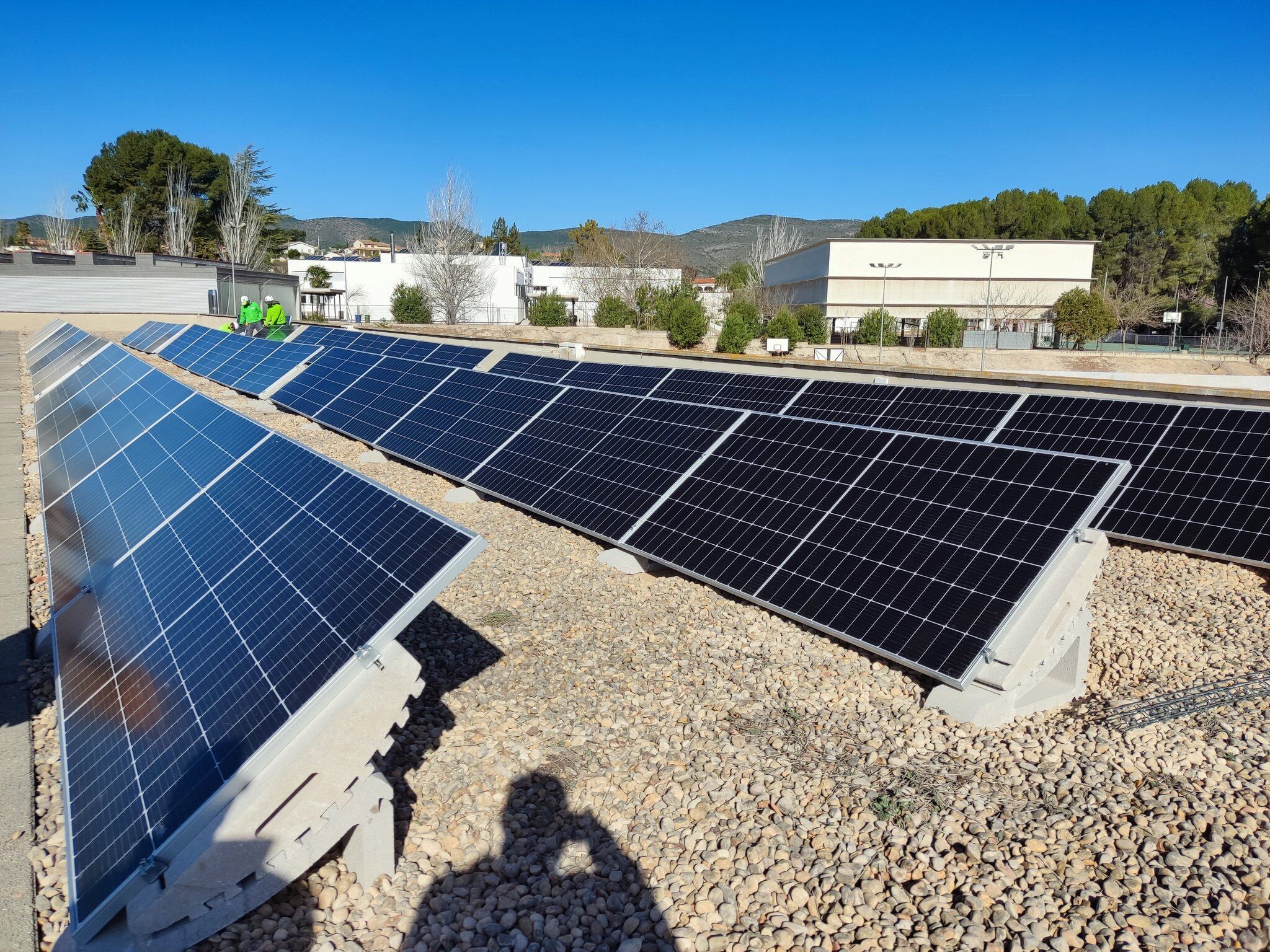 Les plaques fotovoltàiques al sostre de l'IES Pou Clar