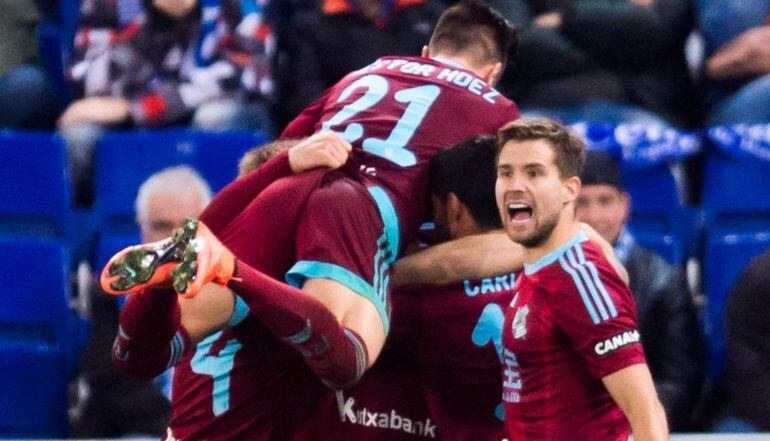 Íñigo Martínez celebra un gol de la Real con sus compañeros