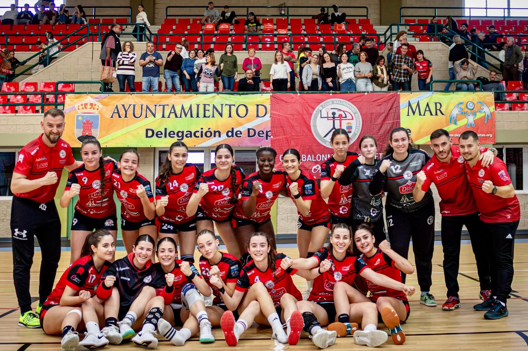 El Balonmano Roquetas festejando su pase a la Final Four de la División de Honor Juvenil