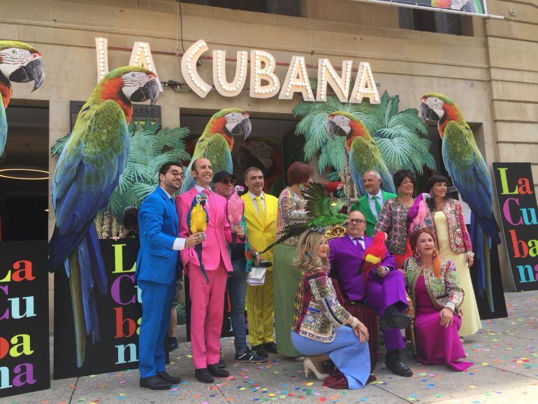 La Cubana presenta su espectáculo frente al Teatro Gayarre