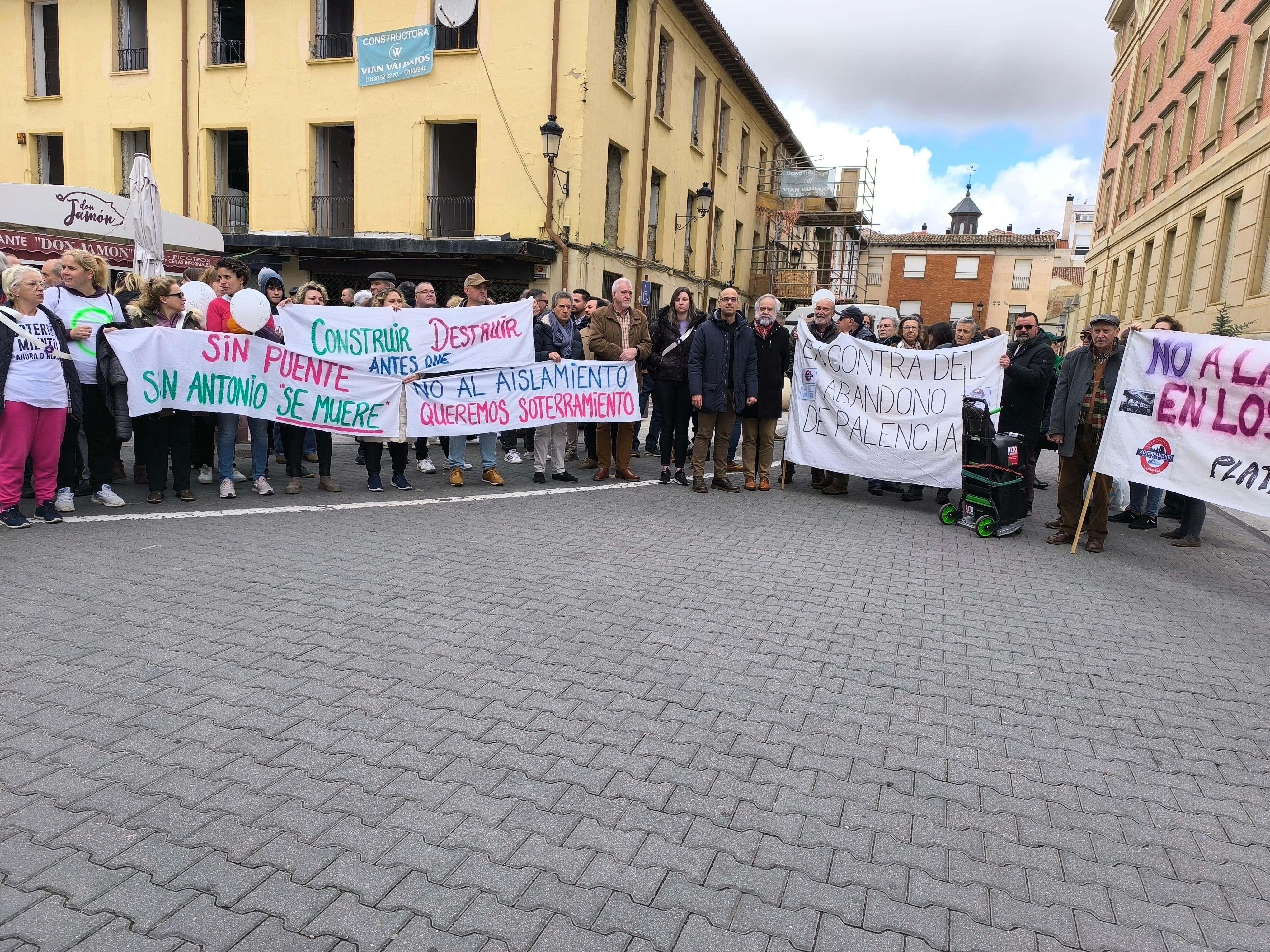 Concentración para pedir a Puente la paralización de las obras del AVE a Cantabria y que no renuncie al soterramiento