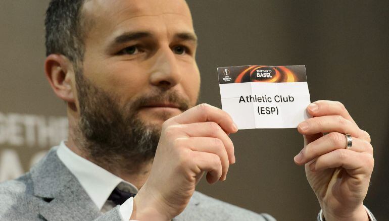 El exfutbolista suizo Alexander Frei muestra la papeleta del Athletic Club Bilbao durante el sorteo de la Liga Europa de octavos de final celebrado en Nyon (Suiza) hoy, 26 de febrero de 2016. El Athletic de Bilbao y el Valencia se enfrentarán en los octav