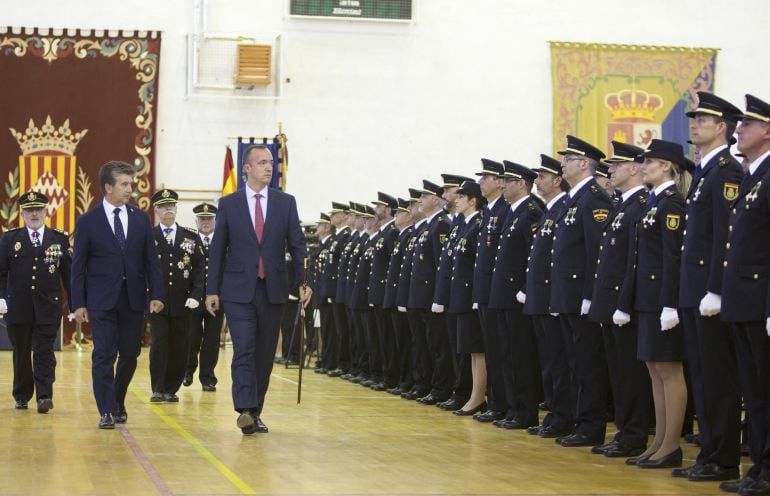 El secretario de Estado de Seguridad, Francisco Martínez (c), acompañado por el director general de la Polícía Nacional, Ignacio cosidó (2i)