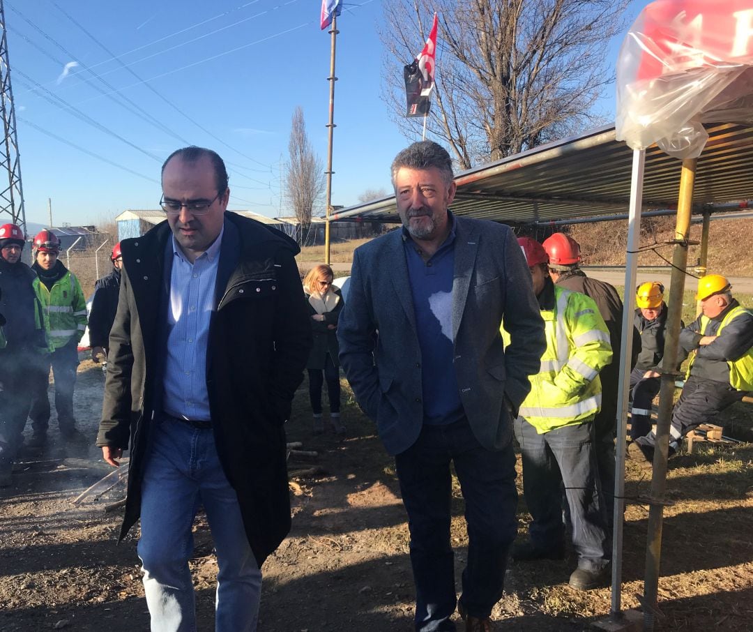 Marco Antonio Morala y Ángel Calvo, en el campamento de los operarios de las auxiliares