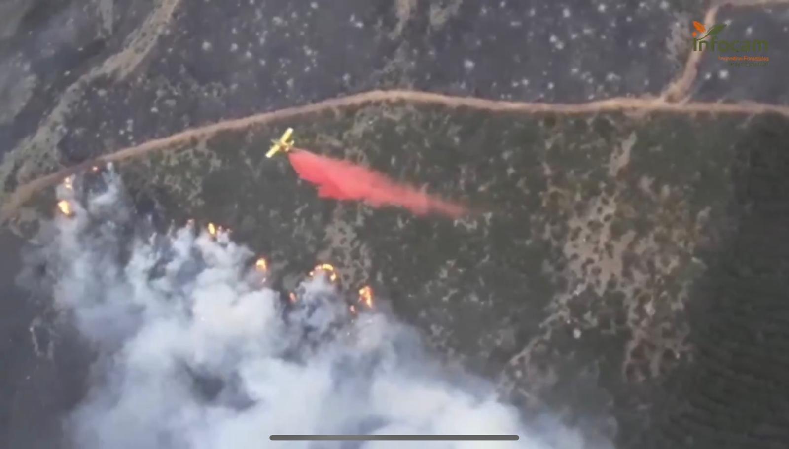 Hidroavión descargando retardante en el incendio del Pico del Lobo