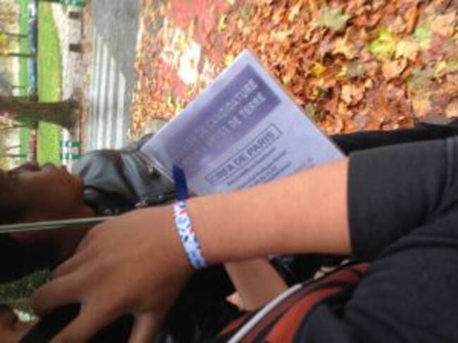 Samuel Souza con los formularios con los que acaba de solicitar el alistamiento al ejército francés