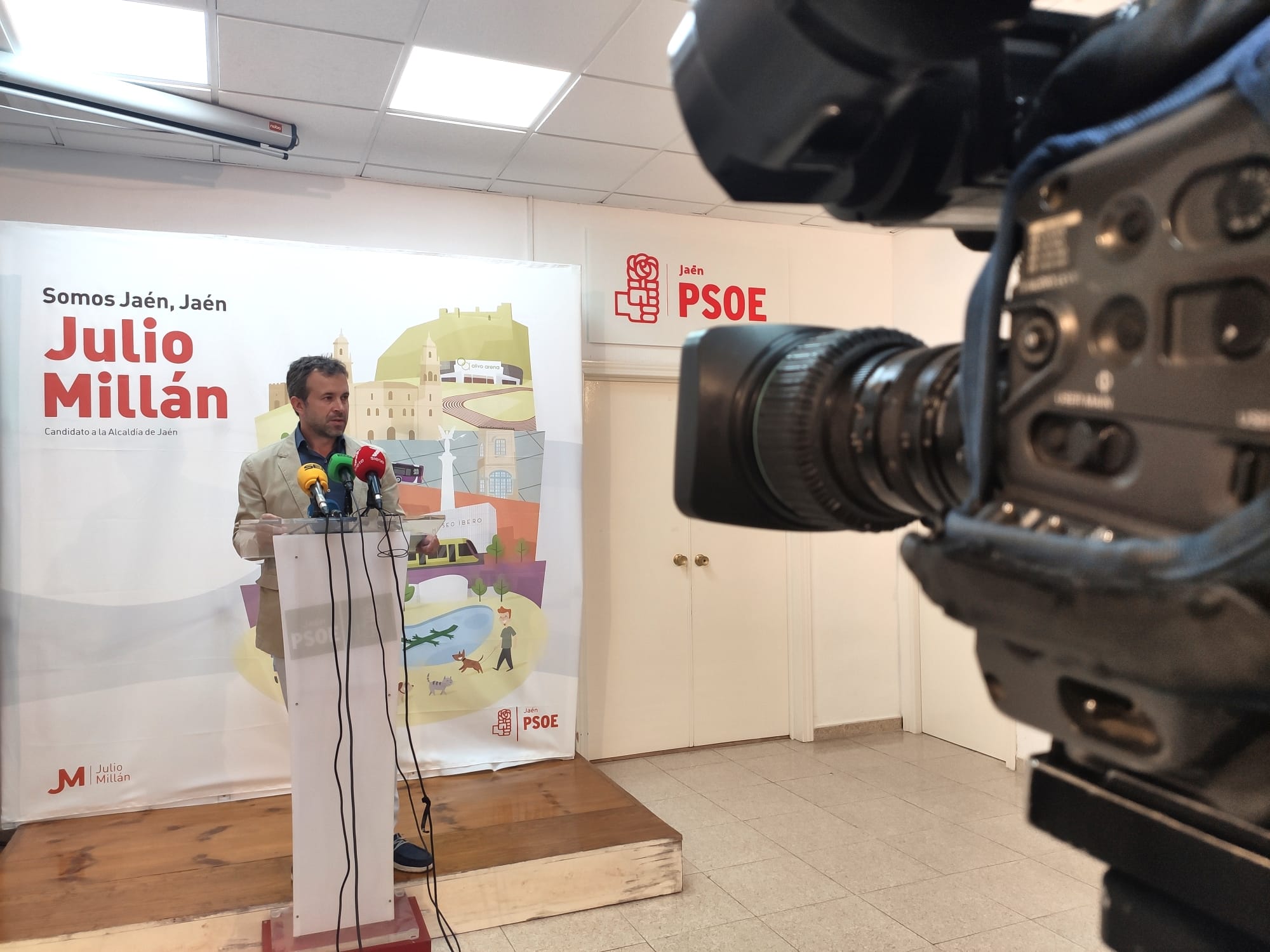 Julio Millán, portavoz del grupo municipal del PSOE de Jaén, durante una rueda de prensa