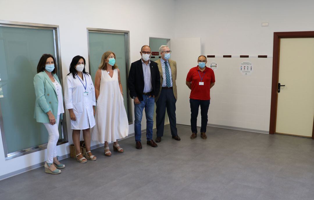 El delegado territorial de la Consejería de Salud y Familias de la Junta de Andalucía, Carlos Bautista, acompañado por la dirección de Área Sanitaria Serranía ha realizado una visita a las nuevas instalaciones 