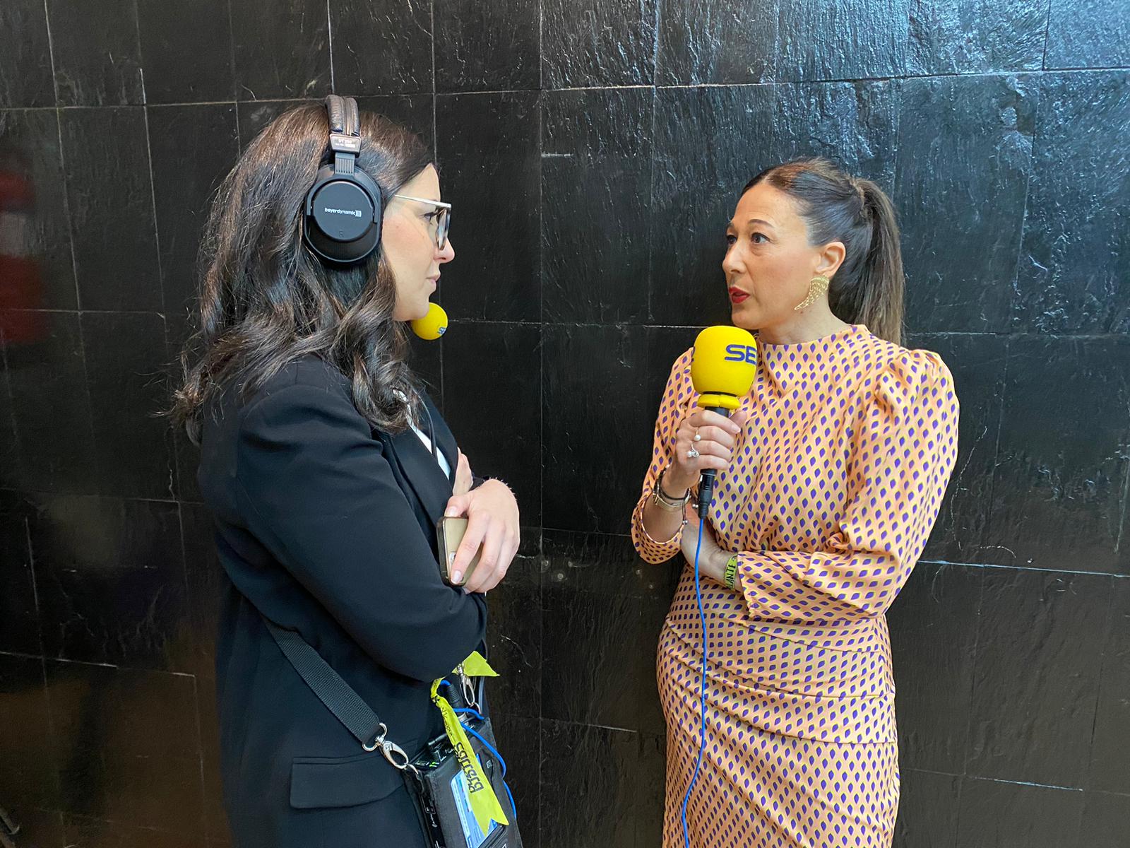 Imagen de Claudia Moreno, redactora de SER CLM, junto a la directora del Instituto de la Mujer de la región, Pilar Callado