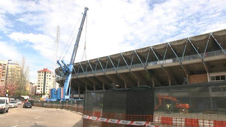 Paralizadas las obras de retirada de la cubierta de Tribuna