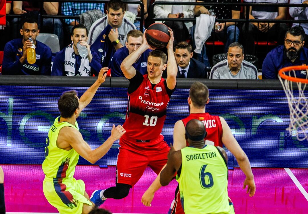 Seibutis intenta pasar el balón ante la oposición de Pangos