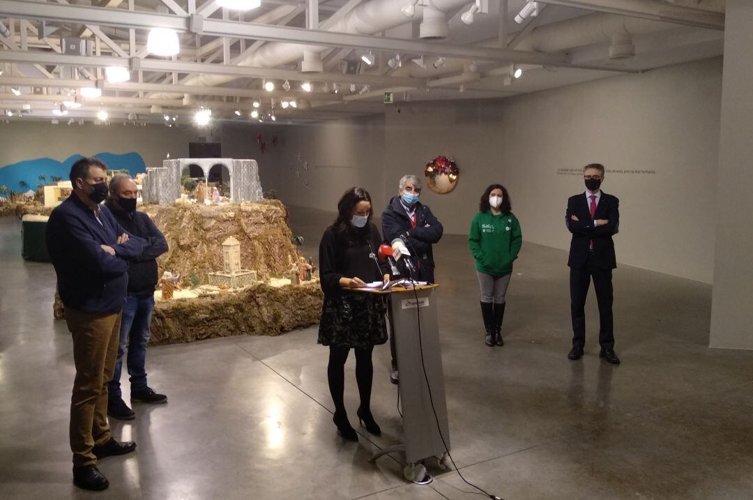 Los representantes de la Fundación Cajacírculo y de las asociaciones Elacyl, Proyecto Rubare y Atalaya Intercultural, en la presentación de las actividades navideñas de la Fundación