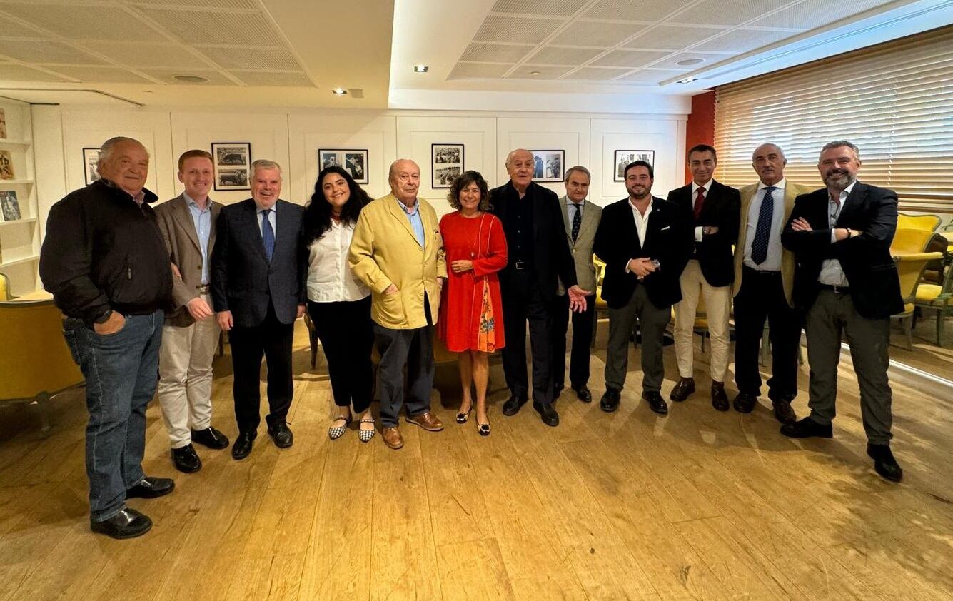 Foto de familia del jurado del premio taurino del Hotel Colón